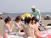 「ヤッちゃう？ｗ」「ぅんｗｗ」海ナンパされたJDたちが真夏のアゲアゲ乱交パコ