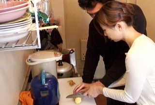 【料理専門・家政婦】「こうやって…♡」一人暮らしで寂しくてチンポ擦り付けたら挿入させてくれるムチムチ巨乳おっぱい美女！