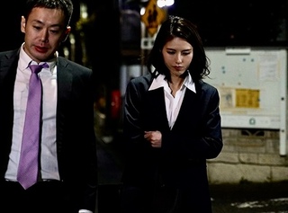 ねぇ？私帰りたくないって言ったらどうする…？こんな女上司に誘われたら…そりゃ行くでしょ！