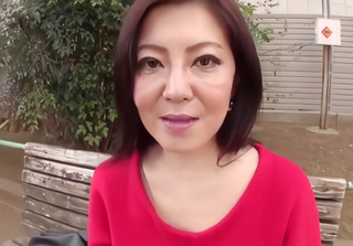 《人妻熟女》「いっぱいHしたいわ…♥」スレンダー巨乳おっぱい・垂れ乳のギャルっぽい美魔女おばさんがAVでSEX！ｗ