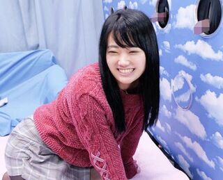 ＜ＭＭ号＞ニョッキリと壁から飛び出た勃起チンポｗｗ大学生のカップル彼女がエロゲームでどれが彼氏がチェック開始♡
