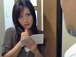 一人H中に来た宅配員を誘惑してセックスしてしまう人妻の妄想
