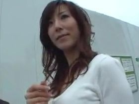 土下座してナンパした欲求不満の人妻さんをその気にさせて中出しSEX！