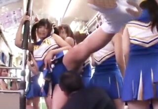 〈チア女子大生〉JDの発するムンムンとしたいやらしい汗の臭いに乗客たちは…つかJDが発情してんのかよ！天国！ww