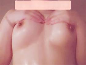 個人撮影 美巨乳の素人女性がオイルを使ってセルフ性感マッサージする自慰行為動画がエロスだ