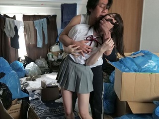 【監禁イラマチオ】衣服を剥ぎ取られゴミまみれの一室で抵抗虚しく弄ばれる女子生徒