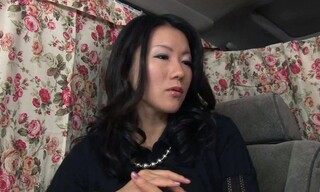 ☆人妻ナンパ☆ 夕暮れの繁華街で見つけたとっても上品でエレガントな完熟寸前の美人奥さまがとびきりスケベな淫乱メス犬に豹変！浮気はダメだと分かっていながらも匂い立つ剥き出しの雌穴にハイパワー電マをビタ当てされて性的欲望が覚醒した人妻が怒張した生チンポをなりふり構わずハメまくる淫らな姿を見逃すな！