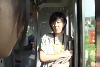 〈エロドラマ〉可愛い女を狙うのはレズババア。ストーカーだと思ったら女もソノ気あり。レズはレズを呼ぶww
