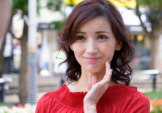 【五十路・人妻熟女】「うふふ♡私？♡」スレンダー体型で巨乳おっぱい・キレイな乳輪の美魔女おばさんがホテルで年下男と…♡