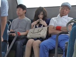 女に群がる絶倫チンコの痴漢集団が逃げ場なしのバス車内で取り囲み輪姦