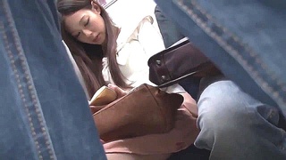 美尻でほっそりな端正な顔立ちのお姉さんが電車の中でチカンされて生ハメの性行為！ああ…でちゃった…！服を脱がせたら股間がぽかぽかしちゃうほど幸福！