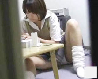 女子校生の妹が少女マンガのエロシーン見ながらオナニーしてる様子を兄が覗き見！
