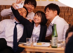 元気な新人OLが苦手なお酒を頑張って泥酔→相部屋になった既婚部長と朝まで不倫SEXに…♡