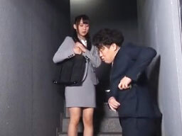 出張先でホテルが空いて無く仕方なく同室に泊まった上司と部下が…