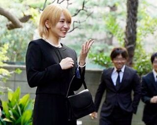＜乱交＞人妻ギャルが恩師の法事で同級生たちに泥酔させられ…スマホで撮影されながらめちゃくちゃ犯される