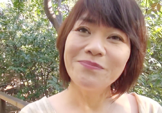 【人妻熟女】「旦那だけじゃ物足りなくて…♡」他の人とSEXしたムチムチ貧乳おっぱいの美魔女おばさんに膣内射精セックス！