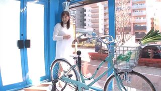 やだっ、見ないで～！普通の人の細身なワイフがマジックミラー号で電気バイブでシオふきをされて杭打ち性行為とセックス！鈴木真夕 疼くカラダを責め立てる秘密の性の発情がたっぷり！