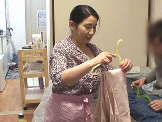 【熟女】おばさんレンタルの五十路素人奥さんを盗撮隠し撮り‼年下チンポでえちえち不倫SEXする浮気妻に生ハメ膣内射精‼