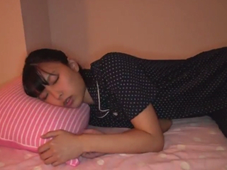 妹の成長したカラダに欲情してSEXシタくて堪らないシスコンお兄ちゃんが夜這い❤寝てる彼女の口に無理矢理肉棒突っ込み…