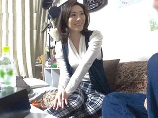 【連れ込み】若い男の自宅で盗撮隠し撮りされた四十路素人奥さん‼真面目そうなのに夫を裏切り他人棒で不倫セックスする浮気妻‼