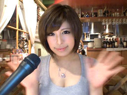 むっちり体型の美女が働くお店へ突撃取材！開店前の店内でハメ撮り