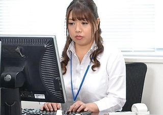 《おばさんOL》「こ、困るぅ…♥♥」ムチムチ巨乳おっぱいの40代の綺麗なおばさんに会社の便所で口淫させて精液抜いてもらう