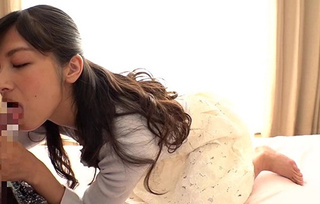【四十路】美人奥さんが盛るカチカチ童貞チンポをパクっと咥えて膣内射精