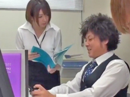 女性社員が試着するスポーツウェア着用のカラダを真顔で隅々まで厳しくチェック