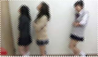 【JK脱糞】トイレ待ち3番目の女子校生が無言でしゃがみ込み、同級生の前でうんこお漏らしｗｗ
