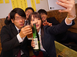 出張先の飲み会で泥酔させられ上司に襲われる新人OL