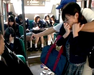 【女子校生レイプ】完全なる犯罪者に同級生らと襲われてみんなでご奉仕させられる10代娘