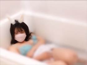 個人撮影 ぬるぬるローションのお風呂に浸かりながら自慰行為する素人女子の投稿動画がこちら