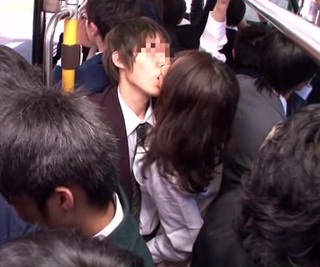 初々しい男子達が乗車する車両に乗り込み誘惑し濃厚セックスでイキ乱す人妻