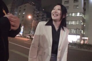 〈人妻OLナンパ〉インタビューのオフィスにオモチャが置かれていても動じない奥さん！凄くヤる気よな！ww