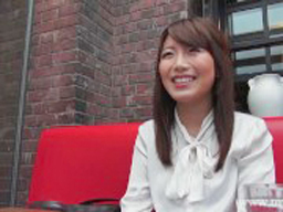 自然な笑顔が素敵な癒やし系妻。横暴なご主人に家政婦のように扱われ不倫で気晴らし！