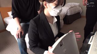 パンスト越しに感じて…！シロウトでパンティーストッキングのお姉さんが襲われて三人性行で生ハメの猥褻行為！今までの姿が嘘のように貧欲に求めあう！