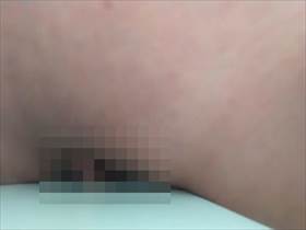 無修正・自画撮り テーブルにマンコ擦り付ける自慰行為を接写で撮った人妻さんの投稿動画がエロス