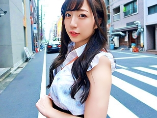 細身のきれいな少女♪ ハメ撮りを照れた状態で楽しんで、生ハメも受け入れてあえぎ狂うことになる