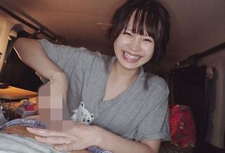 松本いちかがM男のチンポを痴女って楽しそうに手コキで責める