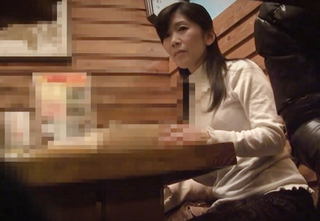 人妻ナンパ「私でいいの？♥」スレンダー美乳おっぱいの清楚美人な素人美魔女・美熟女おばさん口説いて夫の前で挿入される！