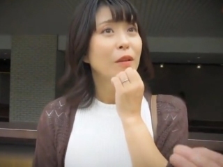 〖熟女ナンパ〗透き通るような美肌にフル勃起 形の良い乳房がイヤらしい 最後は中出し