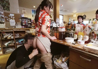 《接客中》（ひぃぃ♥アクメしちゃうぅ♥）ハワイアンカフェで働くムチムチ巨乳おっぱい美少女バイトが辱められちゃうｗ