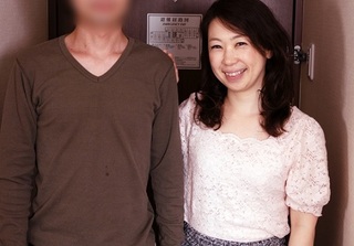 《四十路の人妻熟女》「だめっ♥気持ちぃ♥」ムチムチ美乳おっぱいおばさんが息子に押し倒されてホテルで母子相姦するｗ