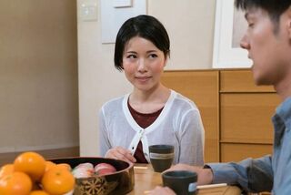 父親の再婚で出来た義母にコタツの中で求められて中出しセックスしちゃう 櫻井菜々子