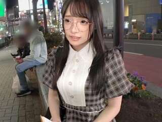 企画ナンパされた地味メガネちゃんがえちえちSEX！ピチャピチャ潮吹きおしっこ！着衣ハメックス！
