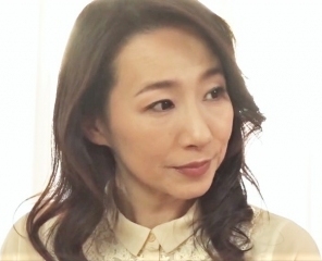〖センズリ鑑賞〗四十路とは思えない綺麗な嫁の母親 浴室を覗いてしまい…