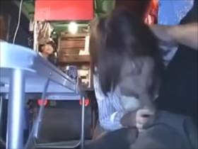 酔っぱらった中年ってタチ悪いな…屋台のテーブルの下でチンコ咥えるってやりすぎだな