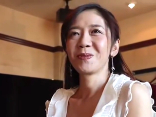 本人公認だった？菊◯桃子似の元ものまねタレントで五十路間近アラフィフおばさんがAV応募…ホテルで美ボディ晒してハメ撮り