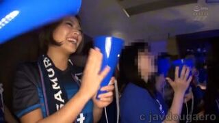 スポーツバーで観戦中にドサクサにまぎれてパイタッチされまくりの巨乳彼女 今井夏帆