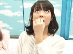 真面目そうな素人美女が童貞君を応援